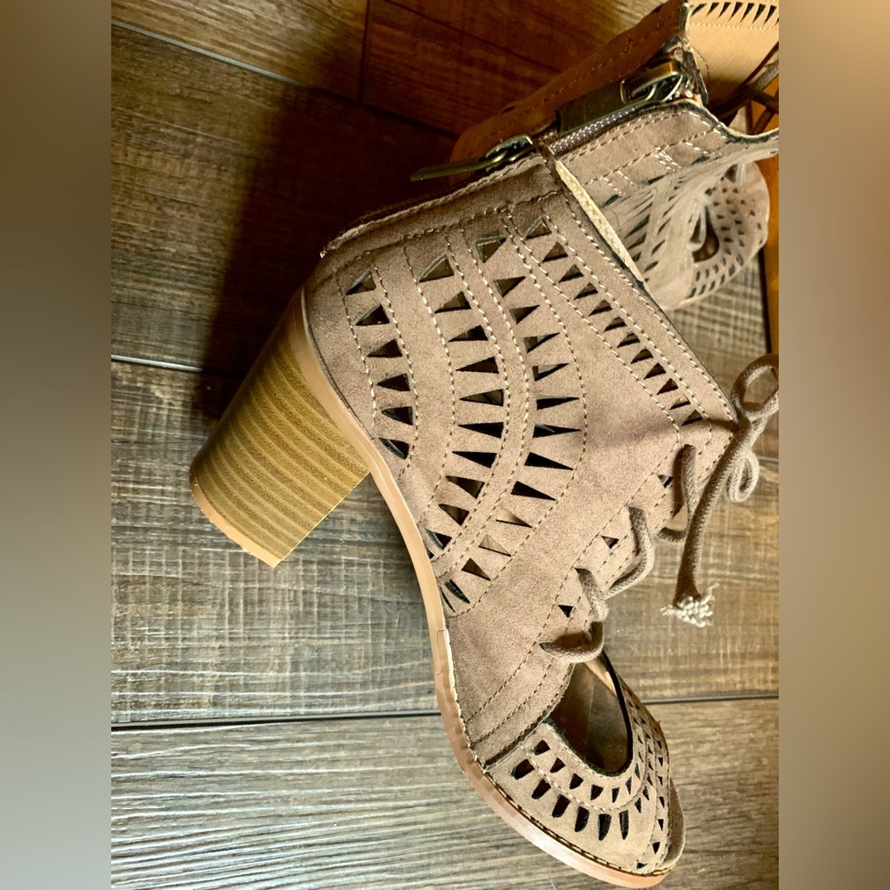 Women’s heel, bootie style, lace up w/ zippered back.